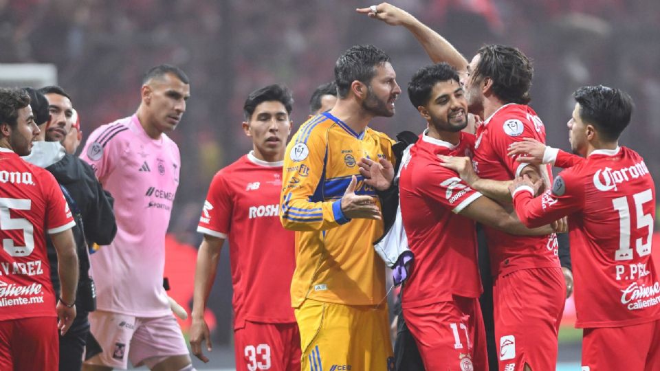 El organismo aplicó suspensiones y multas a Tigres y Toluca.
