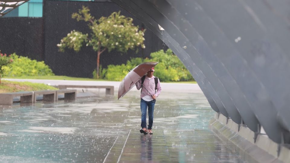 Persona caminando bajo la lluvia