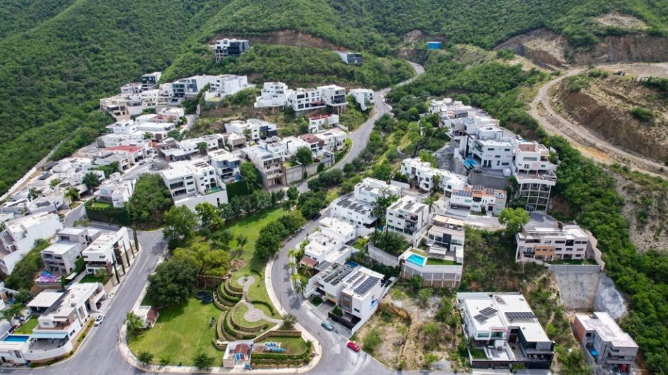 Algunas montañas de la zona metropolitana están copadas desde hace años de viviendas que ya forman parte del paisaje urbano de la ciudad.