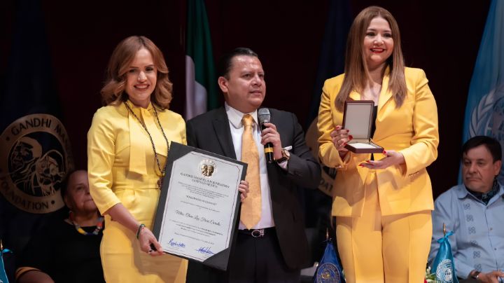 Clara Luz Flores recibe reconocimiento por su labor en favor de los derechos humanos