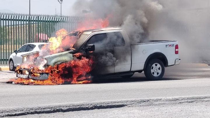 Arde camioneta mientras esperaba paso del tren en Escobedo