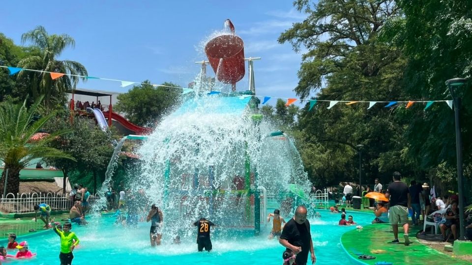 Aprovechan regios las altas temperaturas para refrescarse