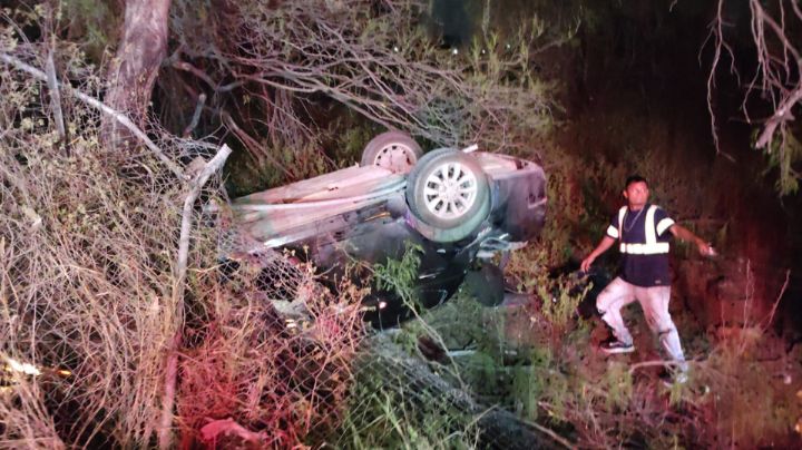 Vuelca mujer en presunto estado de ebriedad en la carretera Apodaca-Santa Rosa