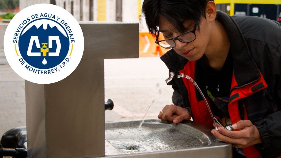 Joven toma agua de un bebedero | Parque Fundidora