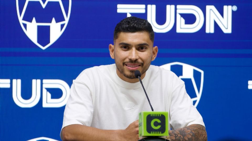 El jugador fue presentado en el Gigante de Acero junto a la directiva del club.