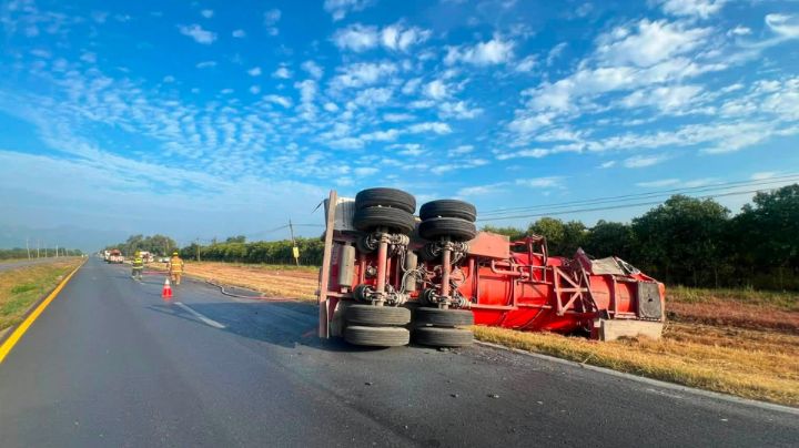 Vuelca pipa con gasolina en la Carretera Nacional; autoridades cierran vialidad
