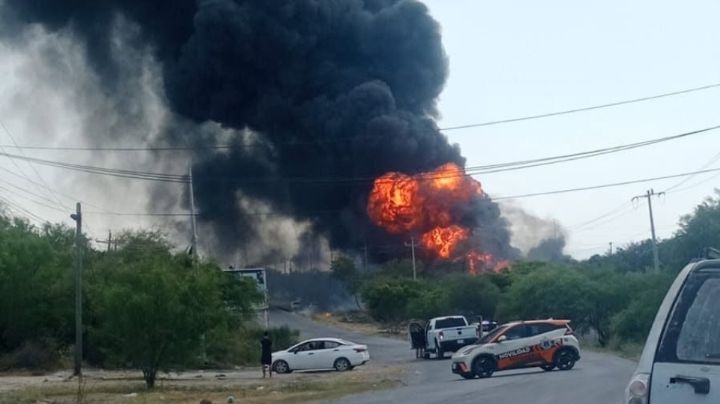 Muere un hombre tras incendio en línea de tráileres en Pesquería