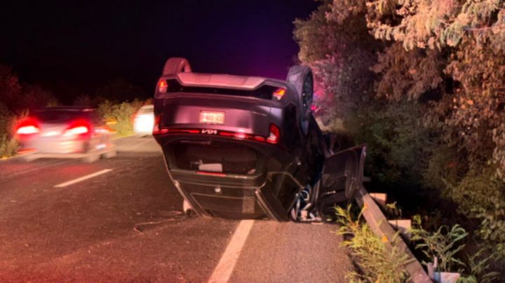 Vuelca auto tras chocar contra vaca en la Carretera Nacional; hay 2 heridos