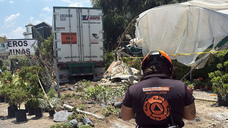 Tráiler se impacta contra vivero en Santiago, Nuevo León