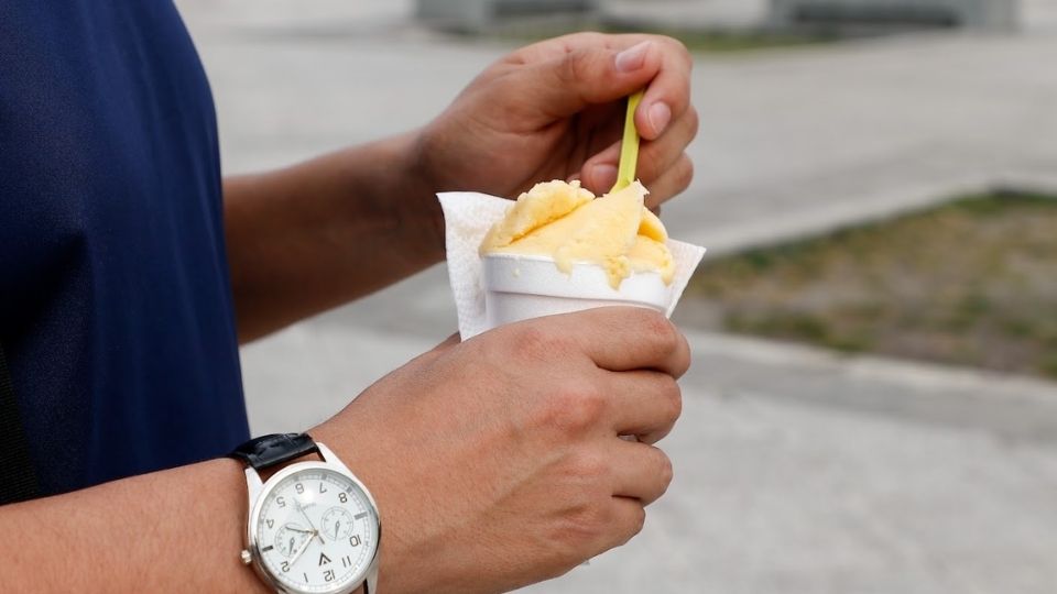 Ola de calor dispara hasta 40% venta de bebidas y nieves en Monterrey