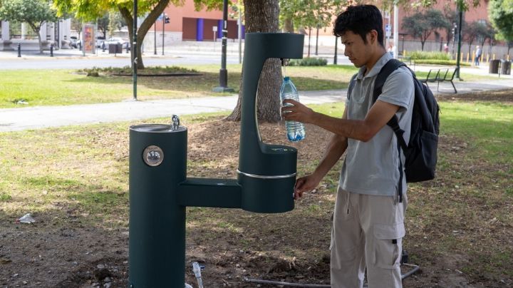 Instala Monterrey seis nuevos bebederos en Plaza Zaragoza