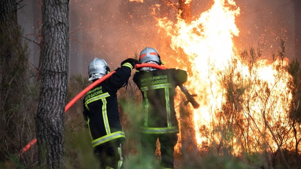 Gran incendio en Francia obliga a 220 mil personas a evacuar sus hogares