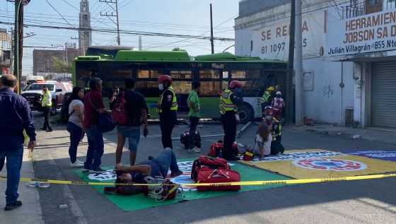 Choque entre camión urbano y autobús deja 10 lesionados en el centro de Monterrey