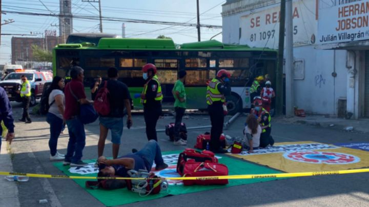 Choque en el centro de Monterrey cuestiona revisiones de la SICT a autobuses