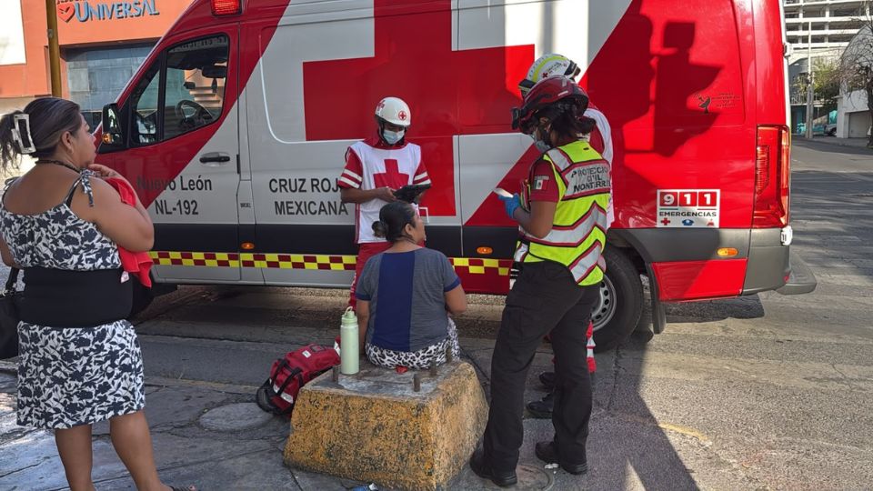 Brindan atención a mujer atropellada en Monterrey