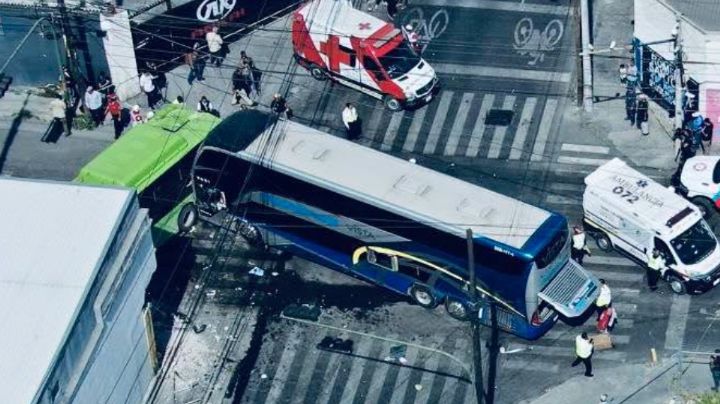 Detienen a operador de autobús que provocó accidente en el Centro de Monterrey