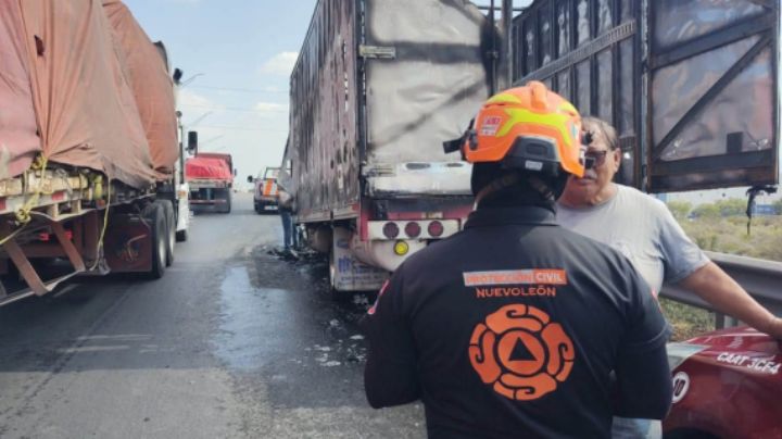 Camión de 3.5 toneladas se incendia en la autopista al Aeropuerto, en Apodaca