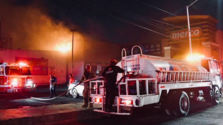 Se incendia supermercado en Monterrey; desalojan a 50 personas