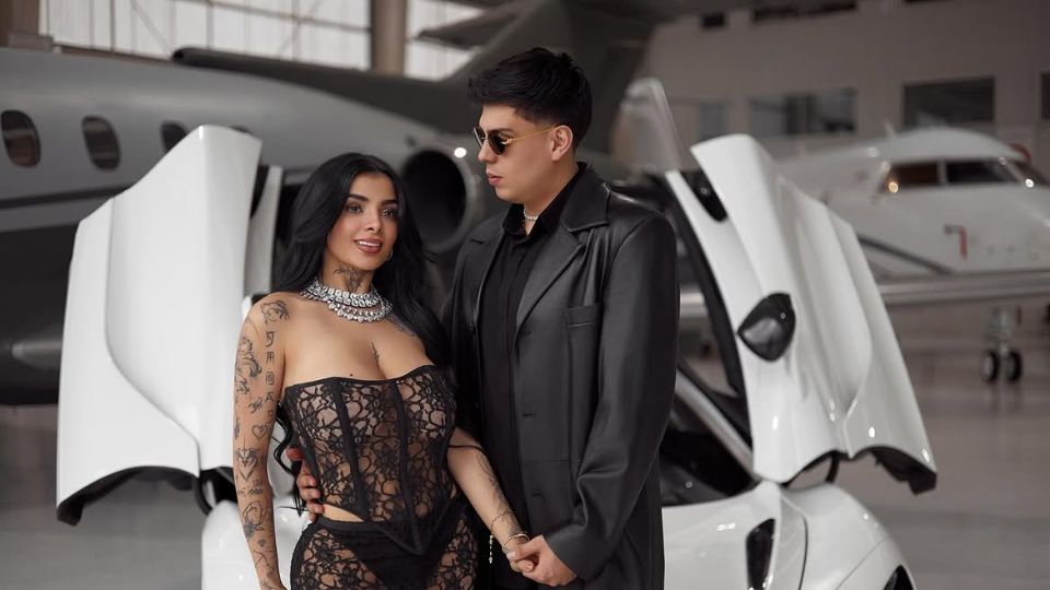 Karely Ruiz junto a su esposo