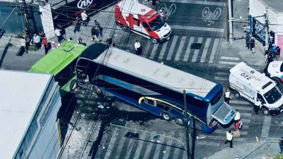 Autobús choca contra camión urbano en Monterrey | Protección Civil de Monterrey