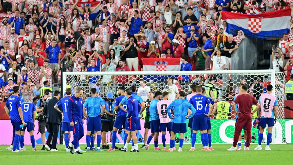 Jugadores de Croacia saludan a sus seguidores tras la derrota ante Portugal | EFE