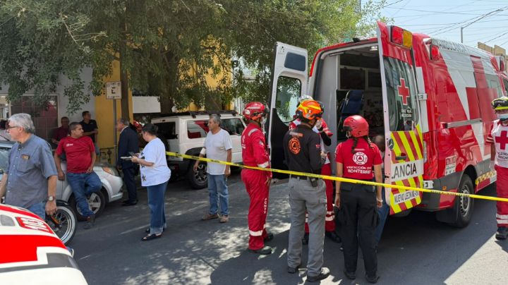 Vuelca camioneta en calles del Centro de Monterrey