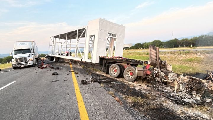 Cierran Autopista a Laredo por choque de tráileres