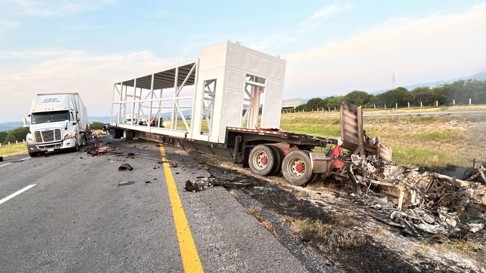 Tráileres accidentados en la Autopista a Laredo