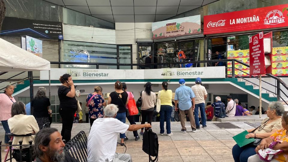 Adultos mayores hacen largas filas para poder cobrar la pensión que les otorga el Gobierno Federal