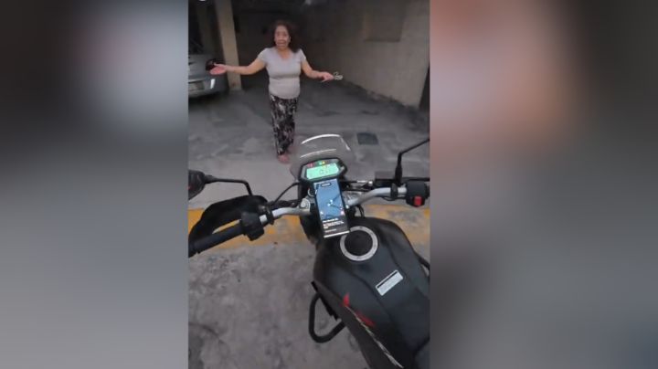 Mujer pelea con repartidor; ella asegura que banqueta "es de su propiedad"