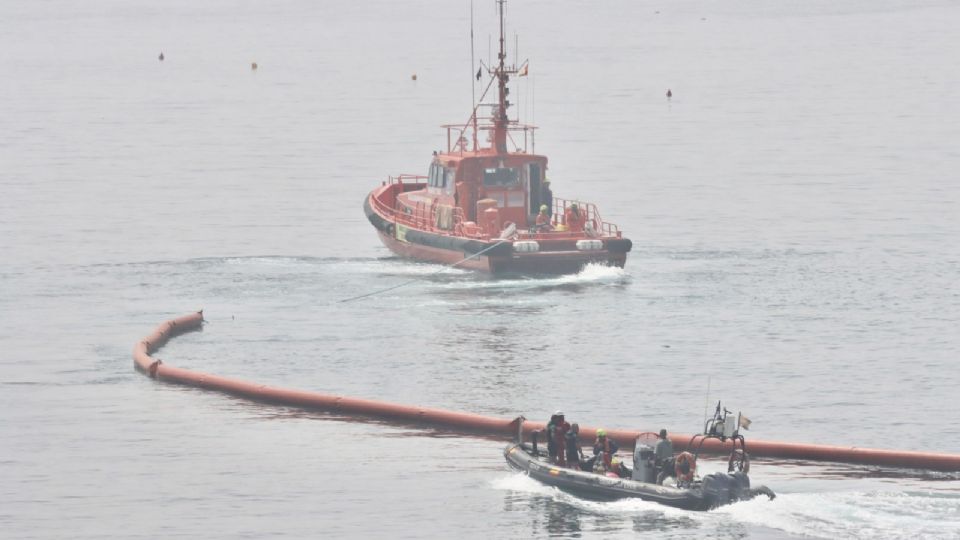 Colocación de una boya flotante para marcar el límite entre la playa del Tarajal de Ceuta y Marruecos, tras la entrada masiva de personas en los últimos días.
