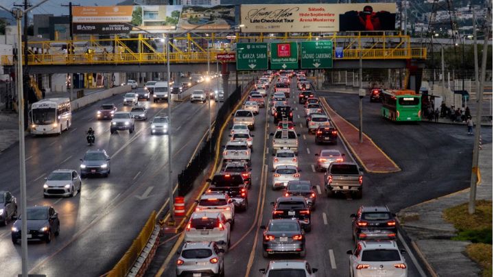 Busca Nuevo León escalonar horarios para reducir tráfico ante regreso a clases