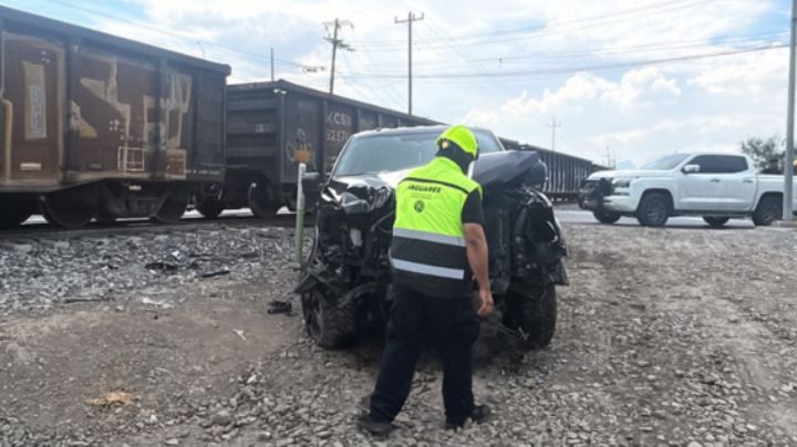 Compran camioneta y el tren las embiste en la zona industrial de Santa Catarina