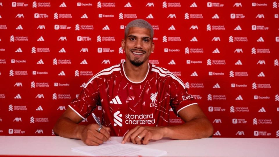 El uruguayo Ronald Araujo firmó su contrato con Liverpool por su cesión de un año