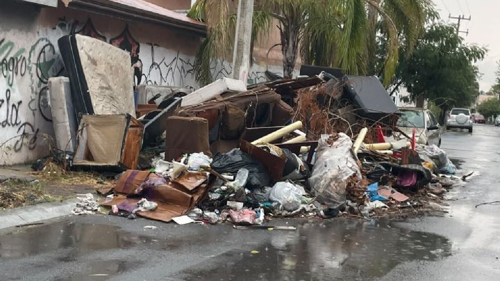 Colchones, muebles y basura se acumulan frente a primaria en Juárez