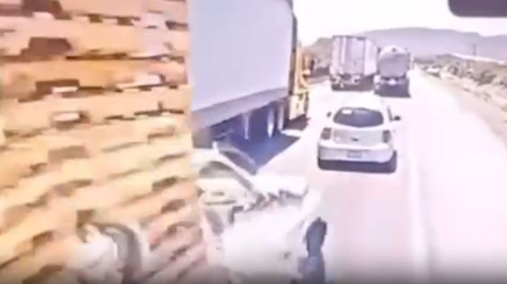 Video: Camión se queda sin frenos e impacta auto en el Libramiento Noreste