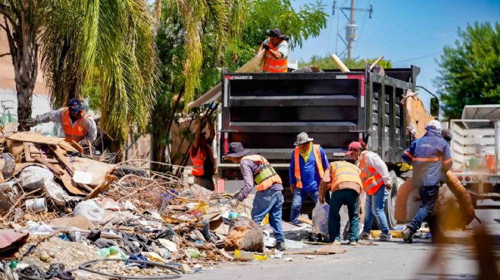 Atienden denuncia y retiran basura acumulada frente a primaria en Juárez