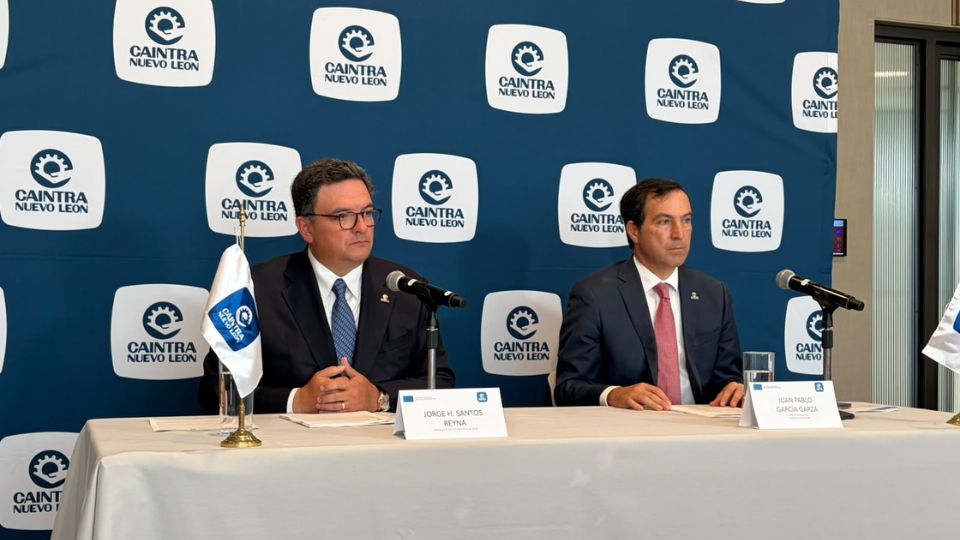 Jorge Santos Reyna (izquierda), presidente de Caintra en Nuevo León