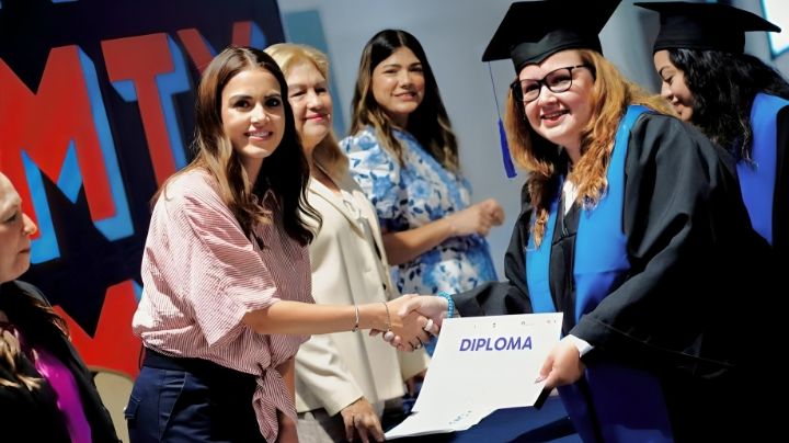 Celebra Lorena de la Garza graduación de 462 estudiantes de Prepa Regia