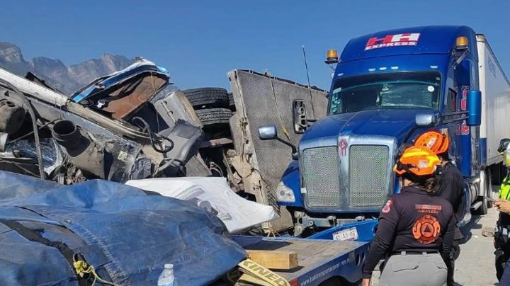 Choque de tráileres colapsa la carretera Monterrey-Saltillo