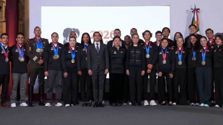 Claudia Sheinbaum promete premios y aumentos de becas a 407 medallistas mexicanos en JCC 2026