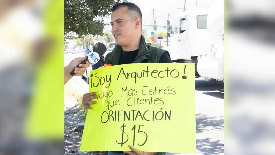 Arquitecto lleva sus asesorías a calles de Monterrey por 15 pesos