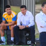 Dialoga Carlos Emilio González con jugadores de Tigres antes de visitar al Atlas