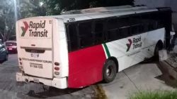 Hombre roba camión y lo impacta contra 3 vehículos en Santa Catarina