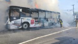 Camión de la Ruta 221 termina incendiado sobre av. Universidad en San Nicolás