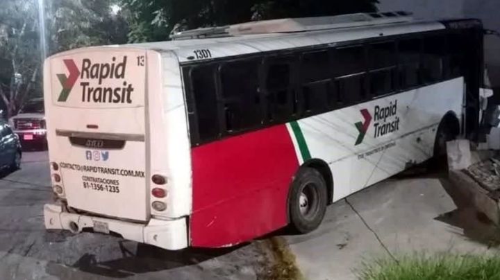 Hombre roba camión y lo impacta contra 3 vehículos en Santa Catarina