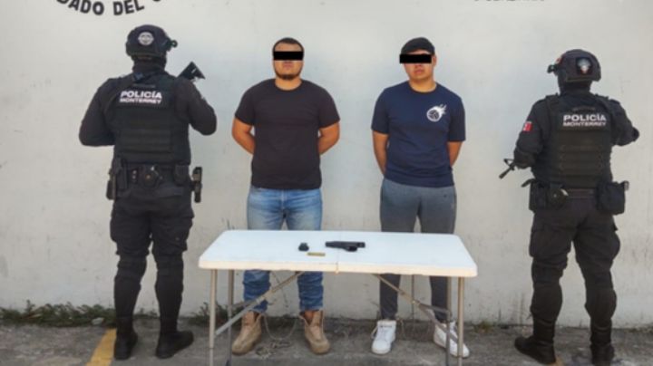 Detienen a 2 por presunta amenaza a mano armada en Monterrey