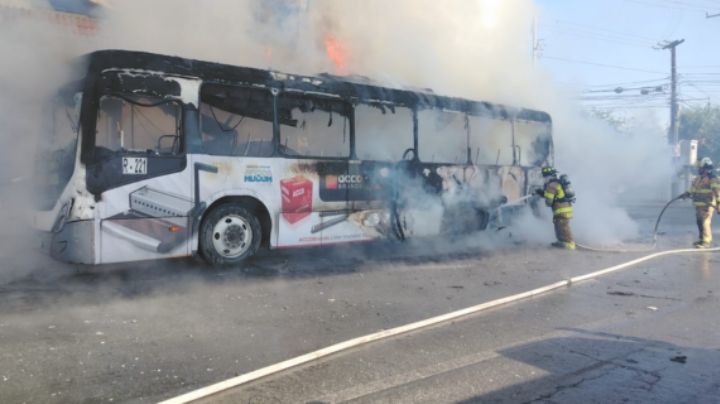 Camión de la Ruta 221 termina incendiado sobre av. Universidad en San Nicolás