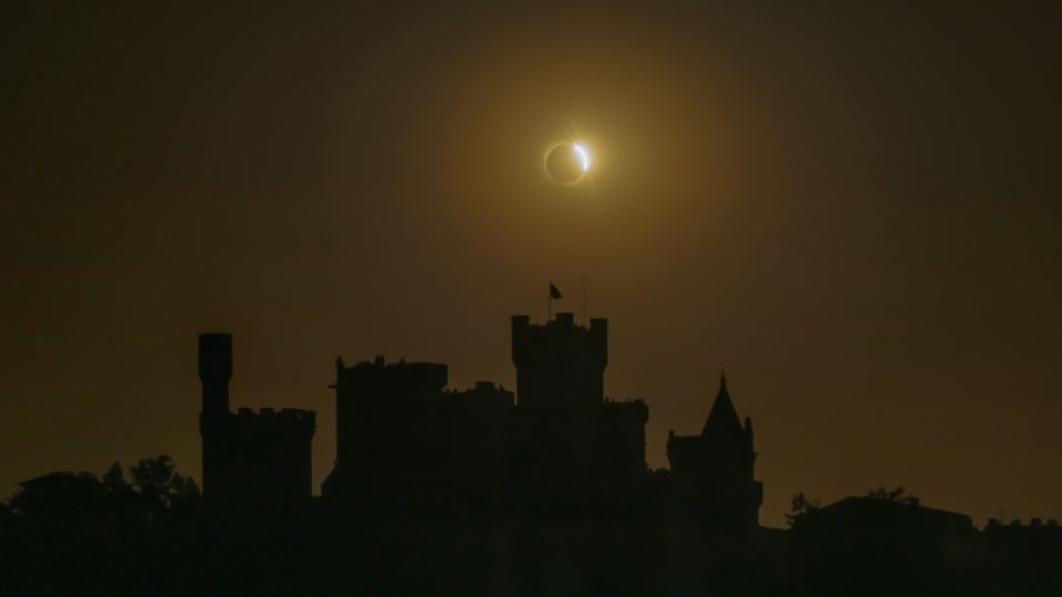 Fase de “anillo de diamante” del eclipse solar total sobre el Palacio Real de Olite (Navarra)