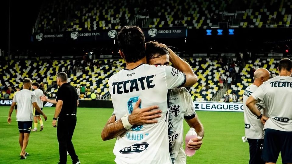 Óliver Torres festejando con Diego Rossi la victoria contra Nashville en Leagues Cup